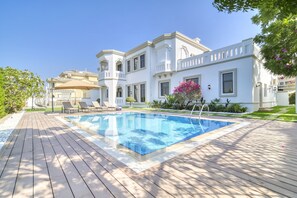 Pool - Signature 6BR Villa with Assistant Room and Private Pool in Frond F Palm Jumeirah by Deluxe Holiday Homes (Dubai)