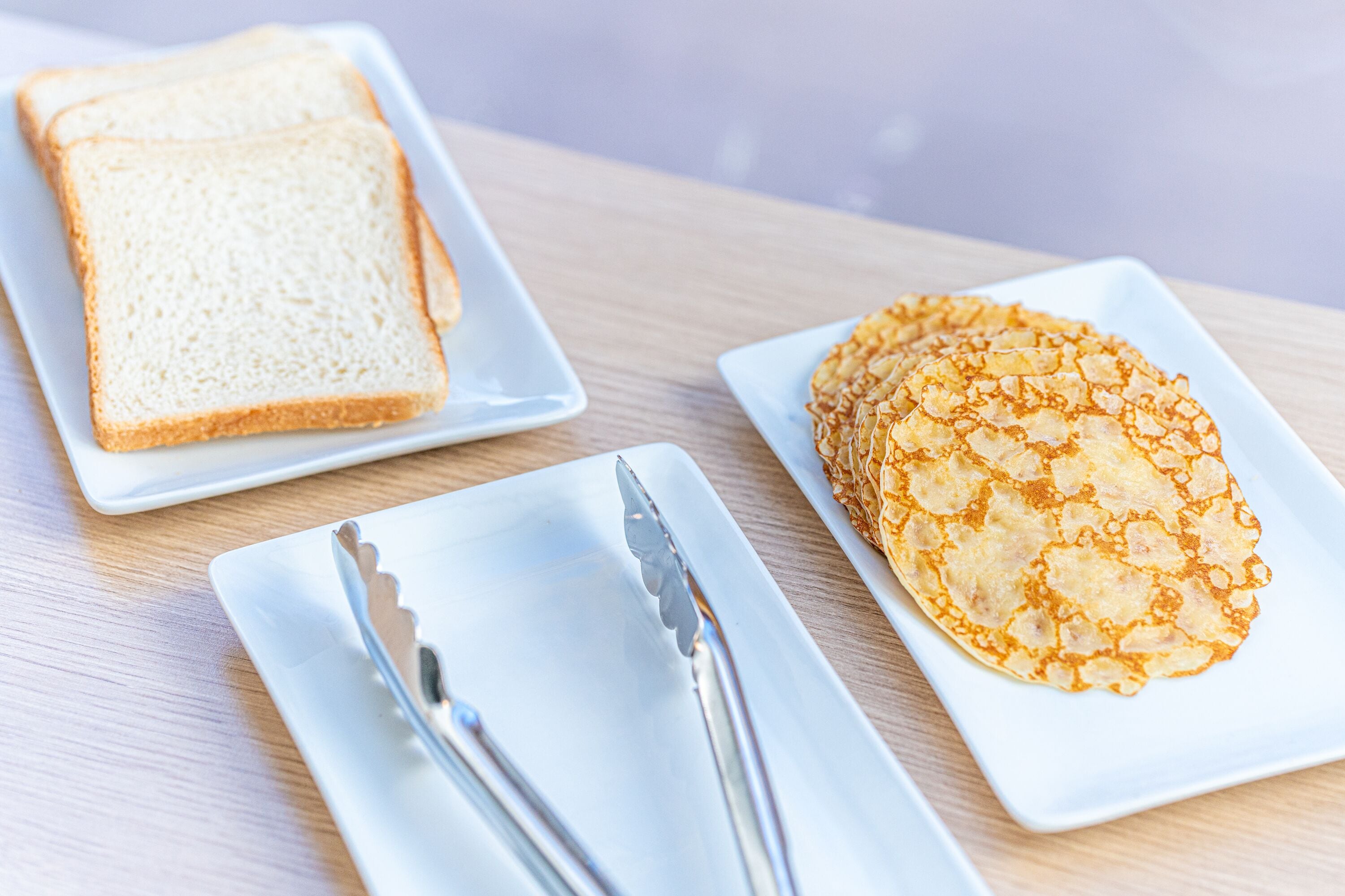 Ein Teller mit Toast und einer Crêpe.