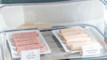 Eine Kühlvitrine mit Lebensmitteln, darunter Putenbrust und Schinken-Käse.