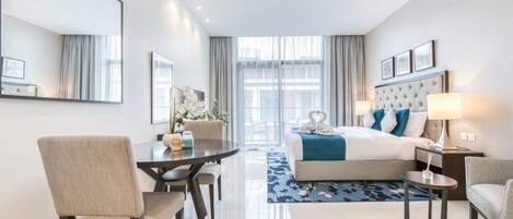 Tabla de planchar con plancha, wifi gratis y ropa de cama