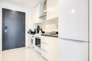 Kühlschrank, Mikrowelle, Ofen, Wasserkocher