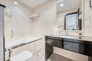 Bañera, secador de pelo, toallas, jabón