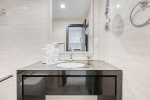 Baignoire, sèche-cheveux, serviettes fournies, savon