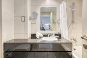 浴缸、吹风机、毛巾