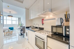 冰箱、微波炉、烤箱、烤面包机