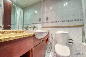Baignoire, séchoir à cheveux, serviettes fournies