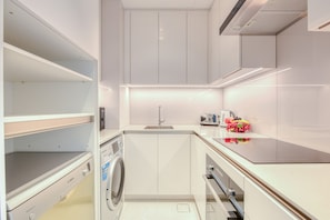 Réfrigérateur, un four, surface de cuisson, lave-vaisselle