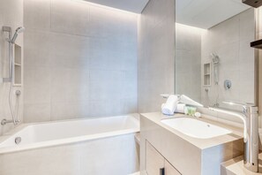 Badewanne, Haartrockner, Handtücher, Seife
