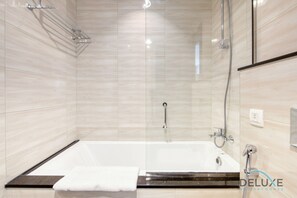 Badewanne, Haartrockner, Handtücher
