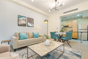 Uma sala de estar moderna com sofá, mesa de centro e obras de arte na parede.