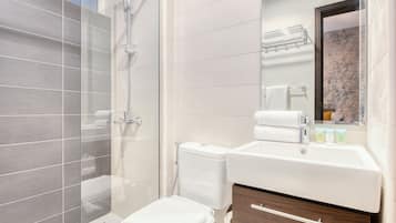Een douche, een haardroger, handdoeken