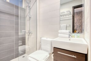 Een douche, een haardroger, handdoeken