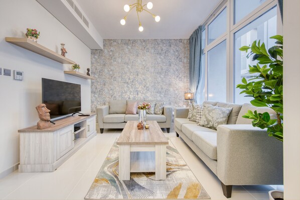 TV - Opulent 3BR Townhouse at DAMAC Hills 2 Akoya by Deluxe Holiday Homes (Dubai)