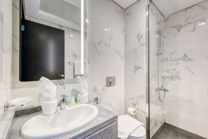 Een douche, een haardroger, handdoeken, zeep