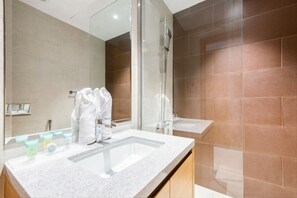 Badewanne, Haartrockner, Handtücher
