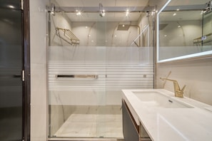 Bathtub, hair dryer, towels - Classy 2BR at La Riviera Dubai Marina by Deluxe Holiday Homes (Dubai)