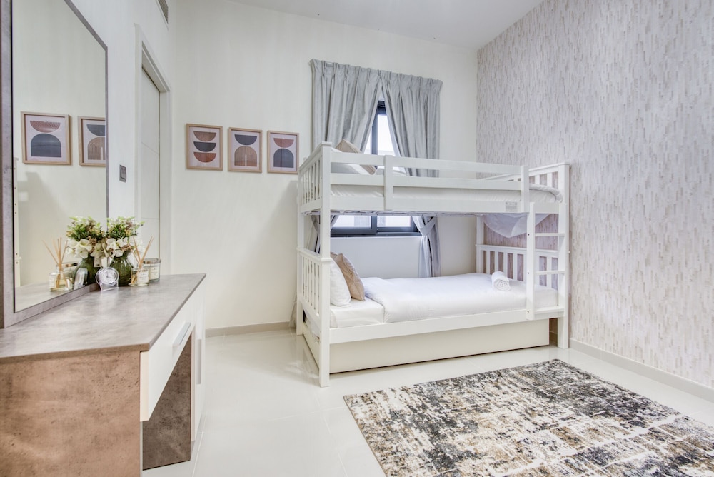Extensive 3br Townhouse At Damac Hills 2 Janusia By Deluxe Holiday Homes - Dubai