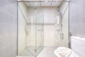 Een douche, een haardroger, handdoeken