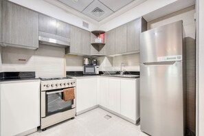 Kühlschrank, Mikrowelle, Ofen, Wasserkocher