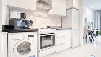 Kjøleskap, mikrobølgeovn, ovn og brødrister