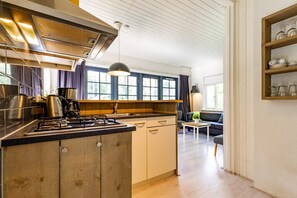 Réfrigérateur, micro-ondes, plaque de cuisson, cafetière/bouilloire