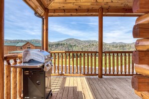 Property grounds - New  log cabin ,private indoor heated pool, Pet Friendly, close to town (Pigeon Forge)