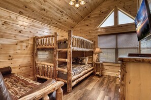 4 bedrooms, iron/ironing board, WiFi, bed sheets - New  log cabin ,private indoor heated pool, Pet Friendly, close to town (Pigeon Forge)