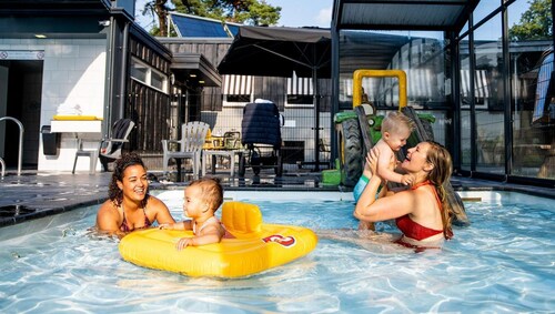 Looking for the perfect family holiday bungalow? Look no further than our 6-person child-friendly bungalow at Norgerberg in Drenthe. Enjoy the sunshine and fresh forest air while your children play and explore in nature.