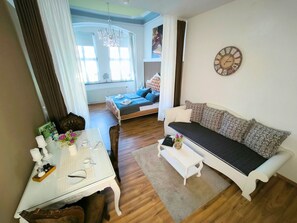 Smart TV, books, music library - City Apartments Mühlhausen Apartment Paris (Mühlhausen)