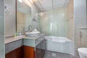 Baignoire, sèche-cheveux, serviettes fournies, savon