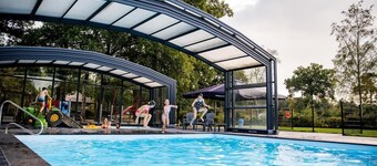 Wellness bungalow for 12 people with private sauna and bubble bath with a view of the forest.