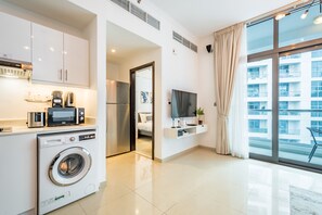 Kjøleskap, mikrobølgeovn, ovn og vannkoker