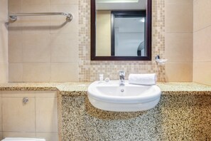 Bathtub, hair dryer, towels - Gorgeous 1BR at Sky Gardens DIFC by Deluxe Holiday Homes (Dubai)
