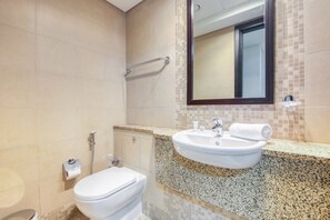 Baignoire, séchoir à cheveux, serviettes fournies