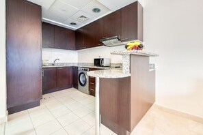 Fridge, microwave, oven, toaster - Gorgeous 1BR at Sky Gardens DIFC by Deluxe Holiday Homes (Dubai)