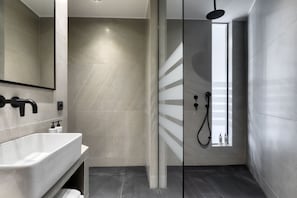 Acropolis Suite City View | Bathroom | Shower, rainfall showerhead, free toiletries, hair dryer - Koniama Acropolis (Athens)