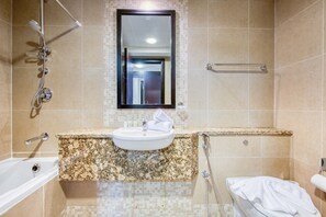 Baignoire, sèche-cheveux, serviettes fournies, savon