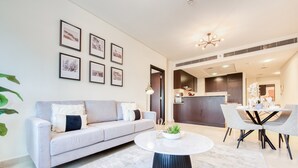 Una sala de estar moderna con sofá, una mesa de centro y un comedor.