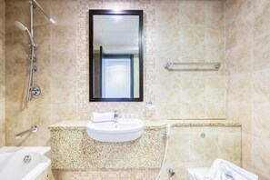 Badewanne, Haartrockner, Handtücher