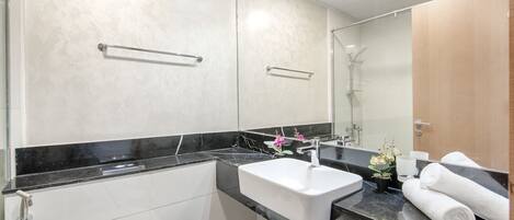 Ducha, secador de pelo, toallas y jabón