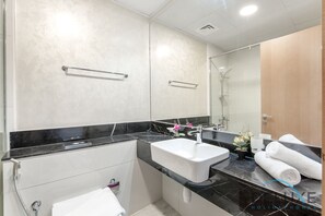 Een douche, een haardroger, handdoeken, zeep