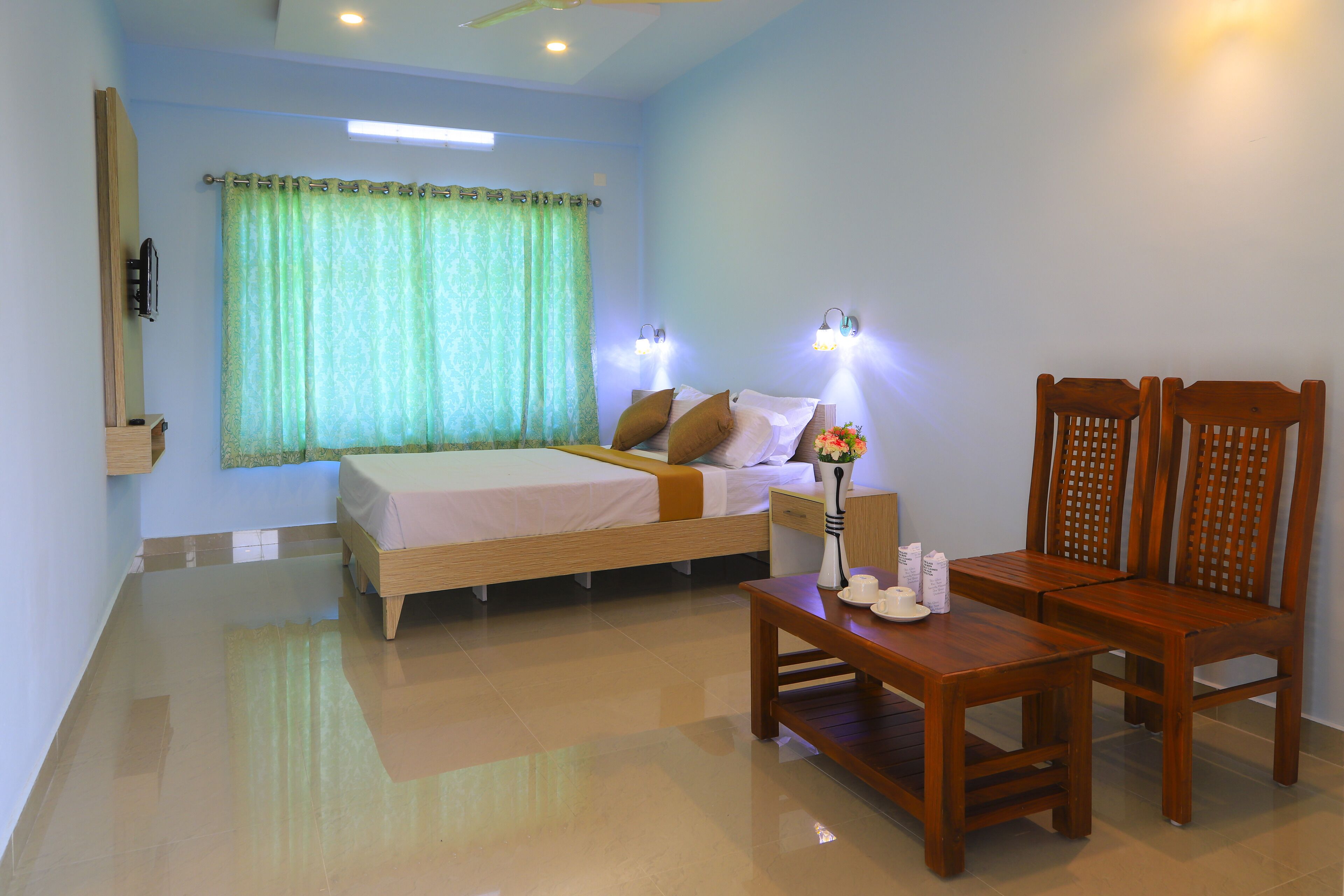 مكتب ومساحة عمل للكمبيوتر المحمول وواي فاي مجانًا وملاءات أسرّة