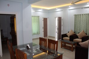 Familie appartement, 3 slaapkamers | Een bureau, een laptopwerkplek, gratis wifi, beddengoed