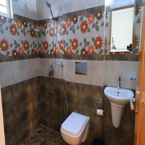 Deluxe tweepersoonskamer | Badkamer | Een douche, een regendouche, handdoeken, zeep