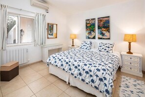 3 quartos, cofres nos quartos, ferros/tábuas de passar roupa, Wi-Fi