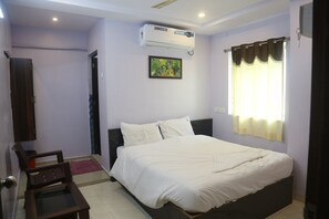 Deluxe Double Room | Egyptian cotton sheets, premium bedding, free WiFi - SK Guest House (Visakhapatnam)