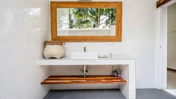 Secador de cabelo, bidê, toalhas de banho, sabonete