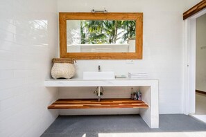 Hårføner, bidé, håndklær og såpe