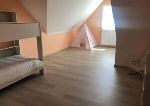 4 soverom, strykejern/-brett, wi-fi (inkludert) og sengetøy