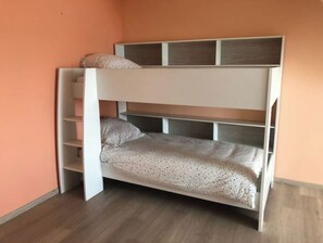 4 dormitorios, tabla de planchar con plancha, wifi gratis y ropa de cama